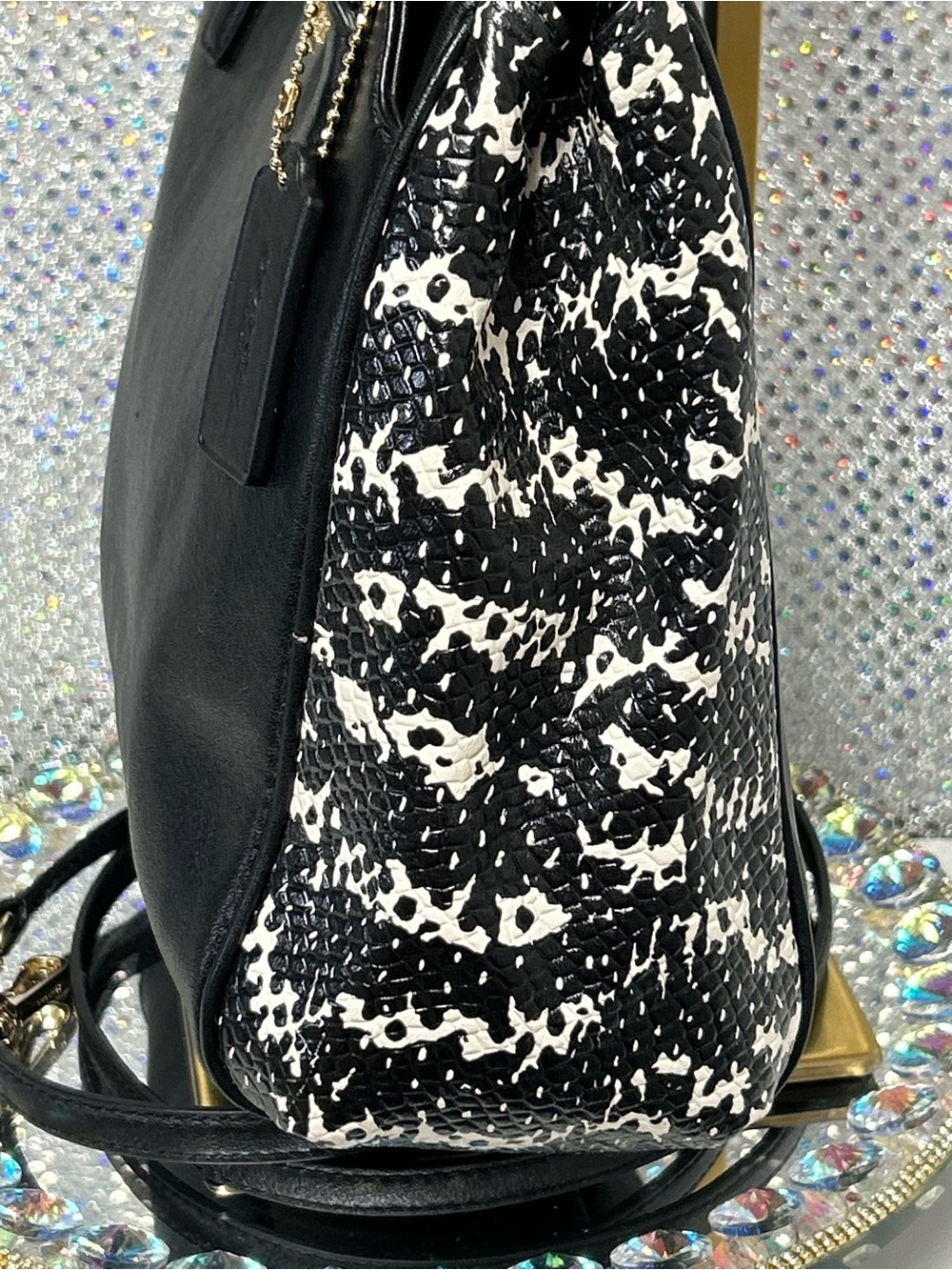 Coach Minetta Black Leather Satchel w/ Blk & Wht Sides Approx. 12 x 9.5 x 3 - Picture 3 of 17